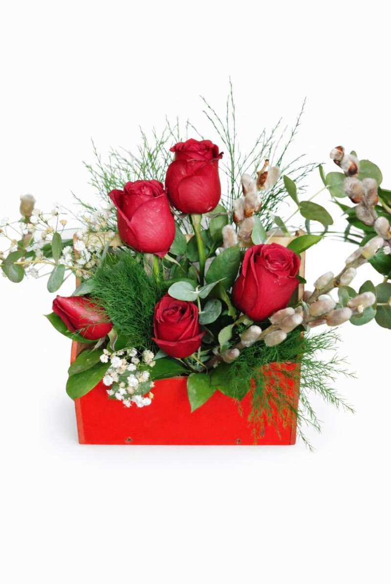 ahşap sepetde kırmızı gül